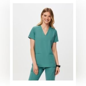Fig 3-pocket scrub top